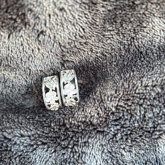 7 1/2 bracelet, 14 1/2 chain and half loop earrings - Picture 3 of 4